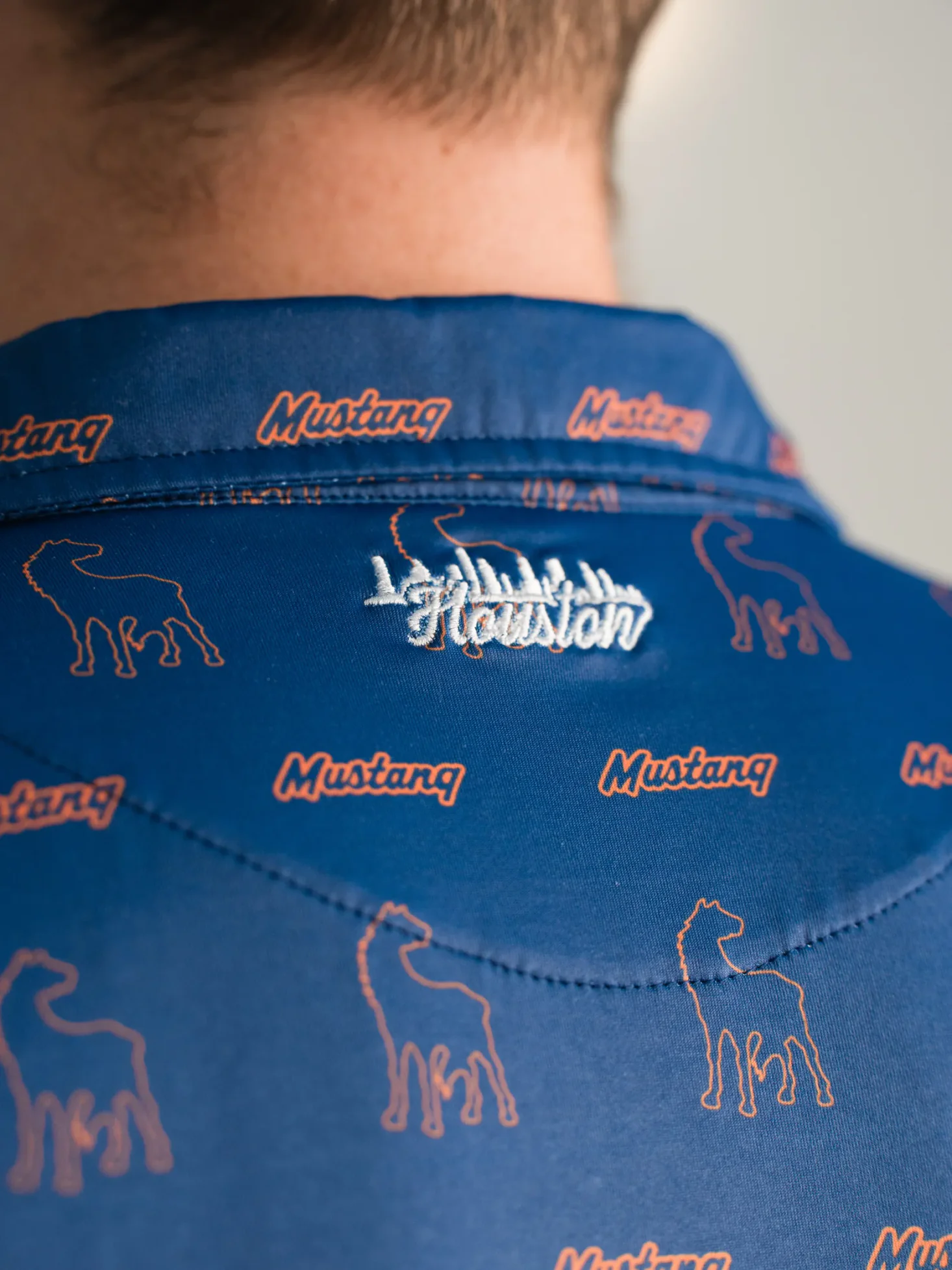 Mustang polo back with a small horse pattern